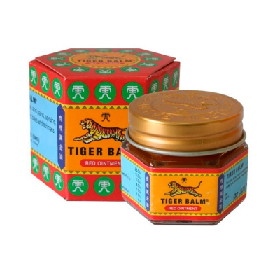 Frasco e caixa hexagonal da pomada Tiger Balm Red Ointment com etiquetas coloridas e tampa dourada