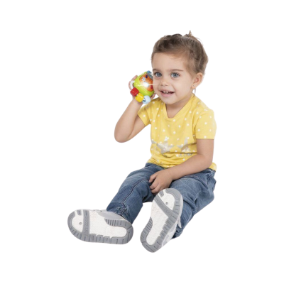 Criança sentada com roupa casual e a segurar brinquedo colorido