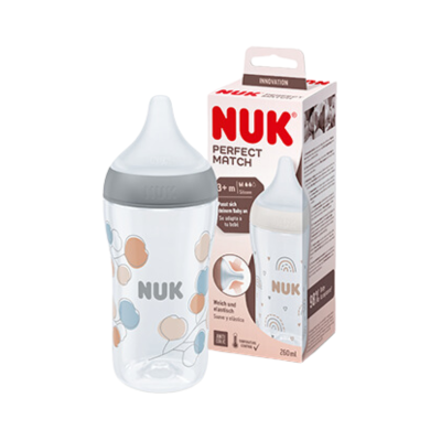 Biberão NUK Perfect Match com padrão de balões e embalagem