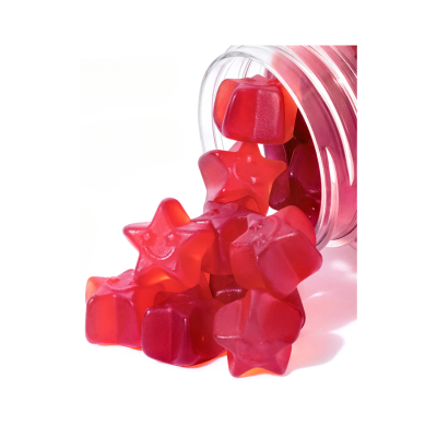 Gomas vermelhas translúcidas em forma de estrelas e cubos fora de frasco