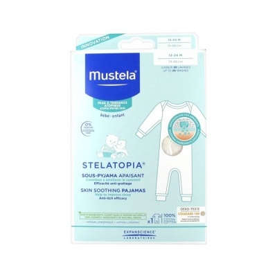 Embalagem azul clara de pijamas Mustela Stelatopia para bebés, com ilustração de um pijama branco e azul e texto informativo.