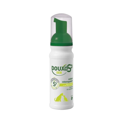 Frasco branco de produto Douxo S3 Seb com bomba verde e texto em verde e amarelo