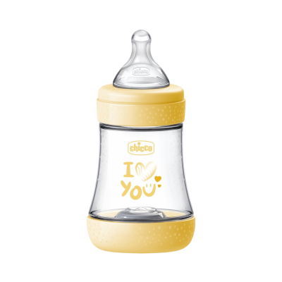 Biberão Chicco transparente com tampa amarela e inscrição I ♥ YOU