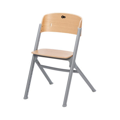 Cadeira de madeira clara com estrutura metálica cinzenta