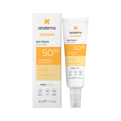 Produto de proteção solar facial Sesderma Repaskin Silk Touch FPS 50 em embalagem branca e amarela de 50 ml