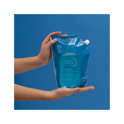 Refil Eco azul translúcido de gel de duche Bioderma Atoderm nas mãos