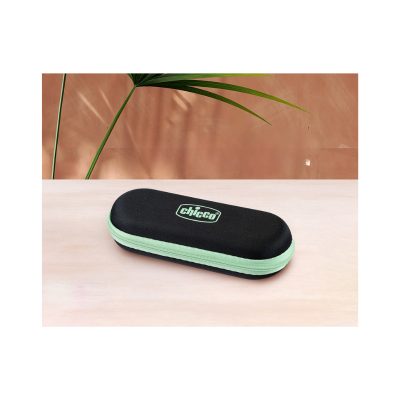 Estojo rígido preto com fecho verde claro e logótipo Chicco