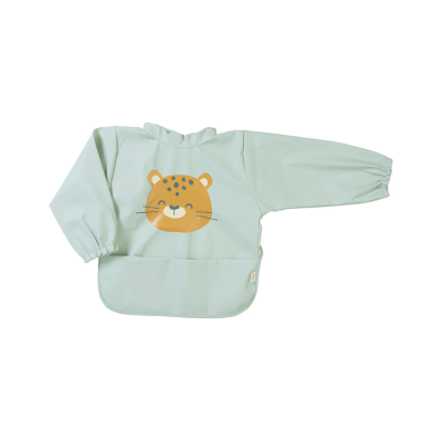 Babete impermeável verde claro com estampa de leopardo e mangas compridas.