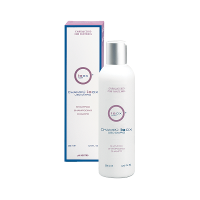 Frasco branco de champô iOOX Hair ao lado da embalagem