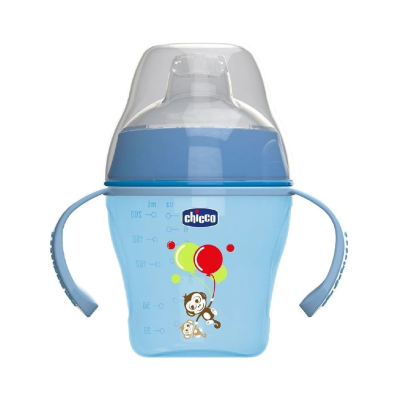 Copo de treino azul com tampo claro e ilustração de macacos e balões