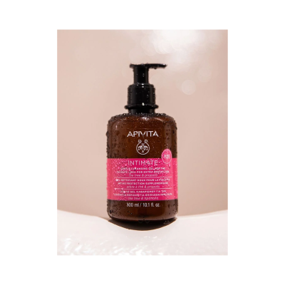 Frasco castanho com doseador preto e rótulo rosa da APIVITA com gotas de água