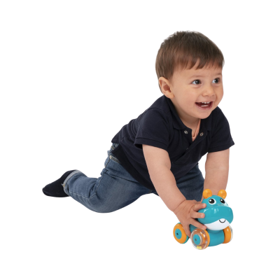 Menino a brincar no chão com brinquedo azul de hipopótamo