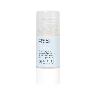 Frasco de produto cosmético com rótulo azul claro e texto sobre vitamina E