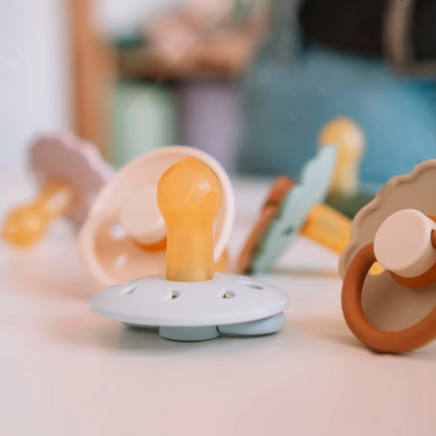 Quatro chuchas coloridas em superfície clara