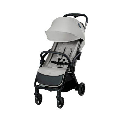 Carrinho de bebé cinzento claro com estrutura preta e rodas giratórias