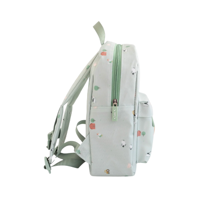 Mochila infantil azul claro com padrão colorido vista de perfil