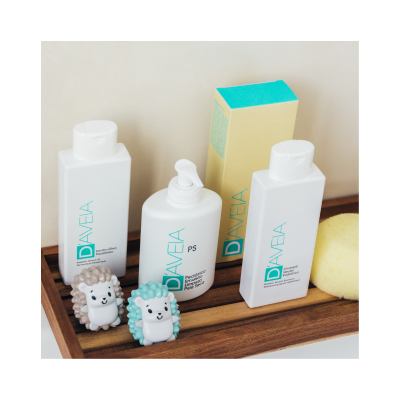 Produtos pediátricos DAVEIA com figuras de ouriços e esponja numa bandeja de madeira