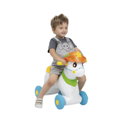 Criança numa brincadeira com cavalo de brinquedo colorido e chapéu laranja