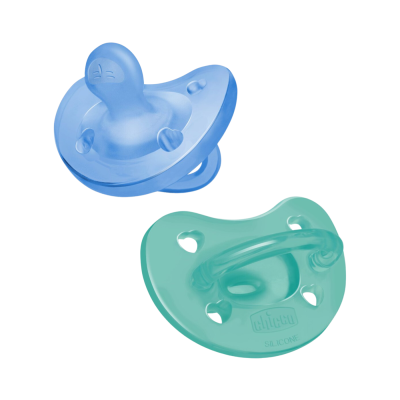 Duas chupetas de silicone azul e verde com corações e o texto CHICCO SILICONE