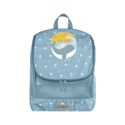 Mochila azul claro com baleia e padrão de palmeiras e sol