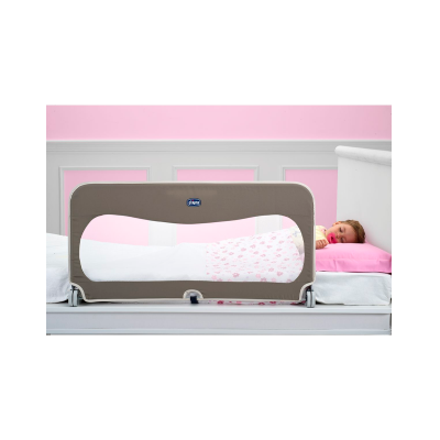 Barreira de cama cinza com janela transparente instalada numa cama branca com criança a dormir