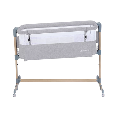 Berço de bebé cinzento com laterais em rede e estrutura em madeira clara