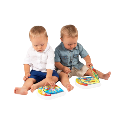 Duas crianças pequenas com livros de brinquedo coloridos em fundo branco