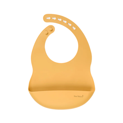 Babete de silicone amarelo mostarda com bolso e fecho ajustável.