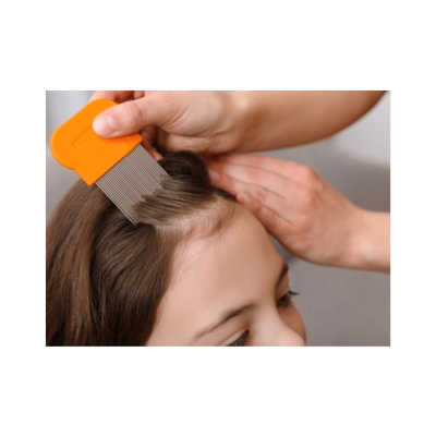 Pente laranja com dentes metálicos a ser usado no cabelo de criança