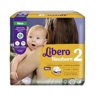Pacote de fraldas Libero Newborn 2 amarelo com bebé e adulto na embalagem