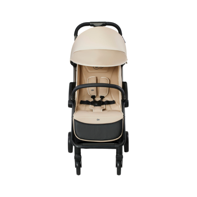 Carrinho de bebé bege e preto com cinto de segurança e capota