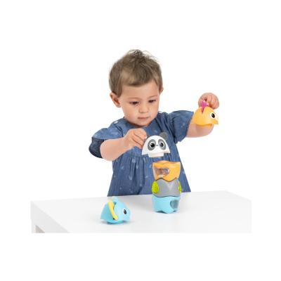 Criança pequena a jogar com brinquedo empilhável colorido.