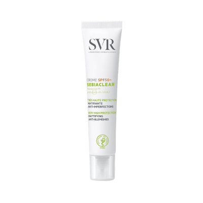 Tubo branco de creme SVR com texto SPF50+ e SEBIACLEAR