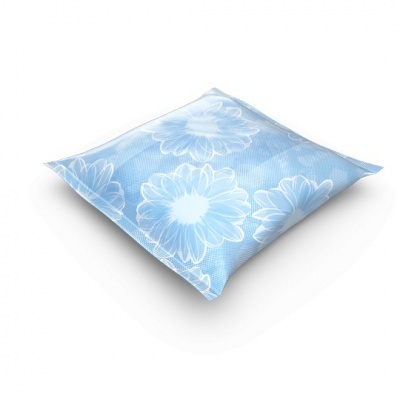 Almofada azul claro com flores brancas grandes