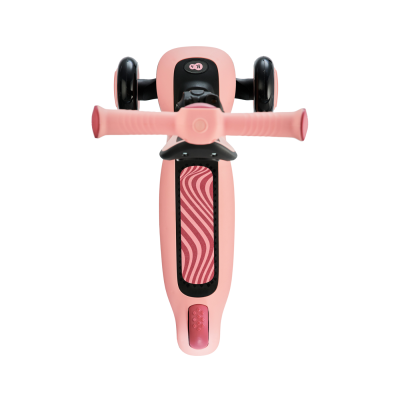 Trotinete infantil rosa com três rodas vista de cima