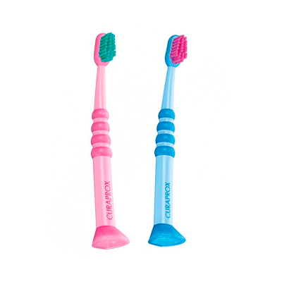 Dois escovas de dentes CURAPROX rosa e azul com cerdas coloridas