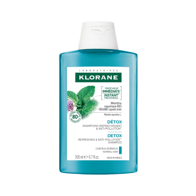 Frasco de champô azul translúcido com etiqueta branca e tampa branca