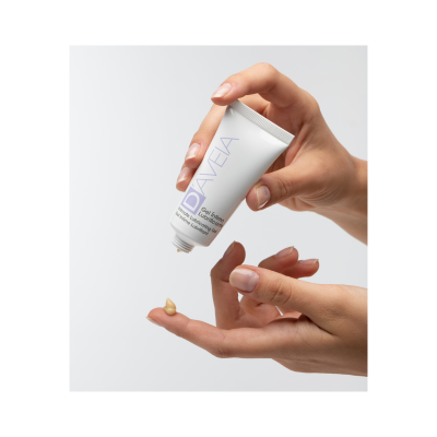 Gel íntimo lubrificante DAVEIA em bisnaga branca com gel bege sendo aplicado nas mãos