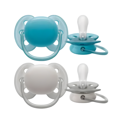 Quatro chupetas de silicone azul e branco em fundo branco