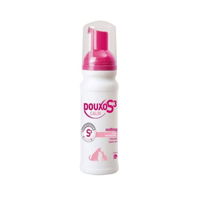 Frasco branco com doseador rosa Douxo S3 Calm Soothing mousse para pet