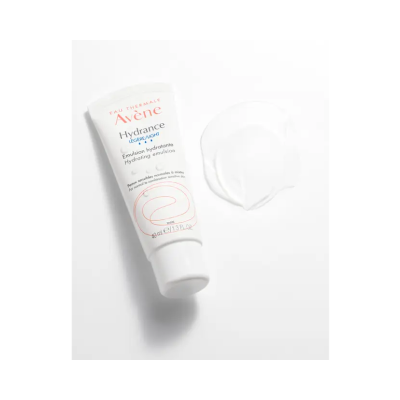 Embalagem de creme hidratante Avène com amostra do produto ao lado