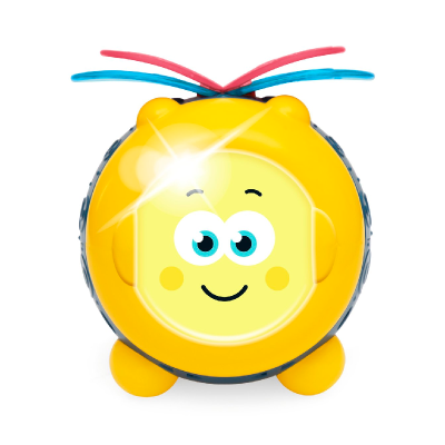 Relógio amarelo redondo com rosto sorridente e hélices azul e vermelho no topo