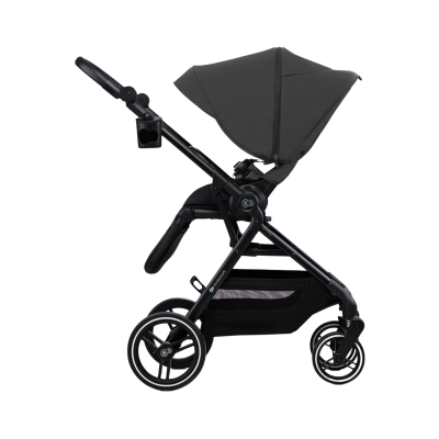 Carrinho de bebé preto com capota e estrutura metálica