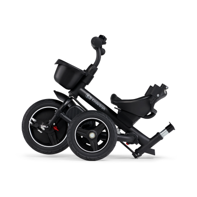 Triciclo infantil preto com cesto e assento inclinado em fundo branco