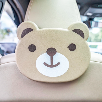 Capa protetora para encosto de cabeça de carro em forma de urso bege com detalhes castanhos
