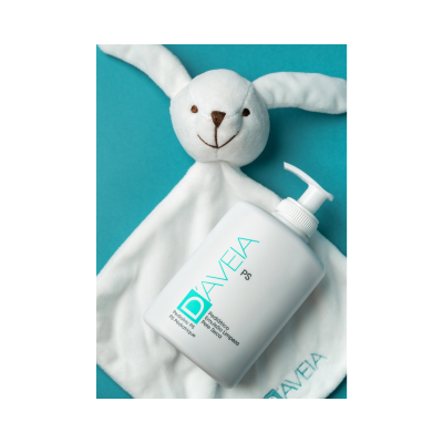 Frasco branco com doseador DAVEIA PS pele seca sobre manta de coelho branco