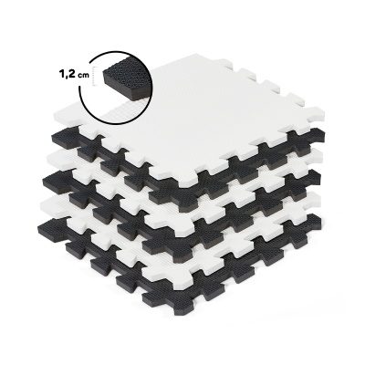 Tapetes de espuma interligados brancos e pretos empilhados