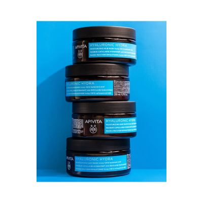 Frascos pretos empilhados do produto APIVITA HYALURONIC HYDRA com rótulos azuis