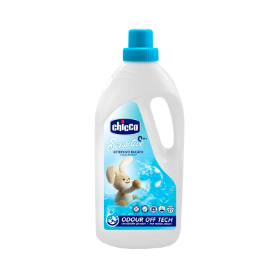 Frasco branco de detergente de lavanderia Chicco Sensitive com tampa azul e etiqueta azul com coelho