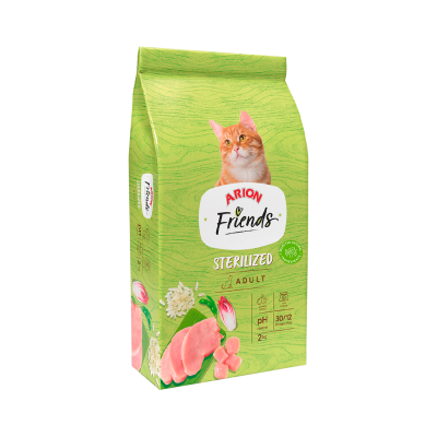 Embalagem verde de ração para gatos Arion Friends Sterilized Adult com imagem de gato e pedaços de carne